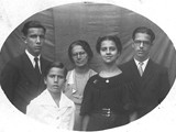 Dona Helena e seus filhos: Wilman (o mais alto), Wagner (o menor), Walkíria e Waldir