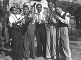 Waldir entre amigos, nos anos 30, em sua cidade natal (Rio Novo, MG)