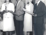 Waldir Calmon recebendo o troféu Top da Semana em 1960 e, da esquerda para a direita: Nair Belo, Agildo Ribeiro, Íris Bruzzi e Waldir