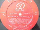 Selo "B" do vinil Ritmos Melódicos 3, com a logo da Rádio